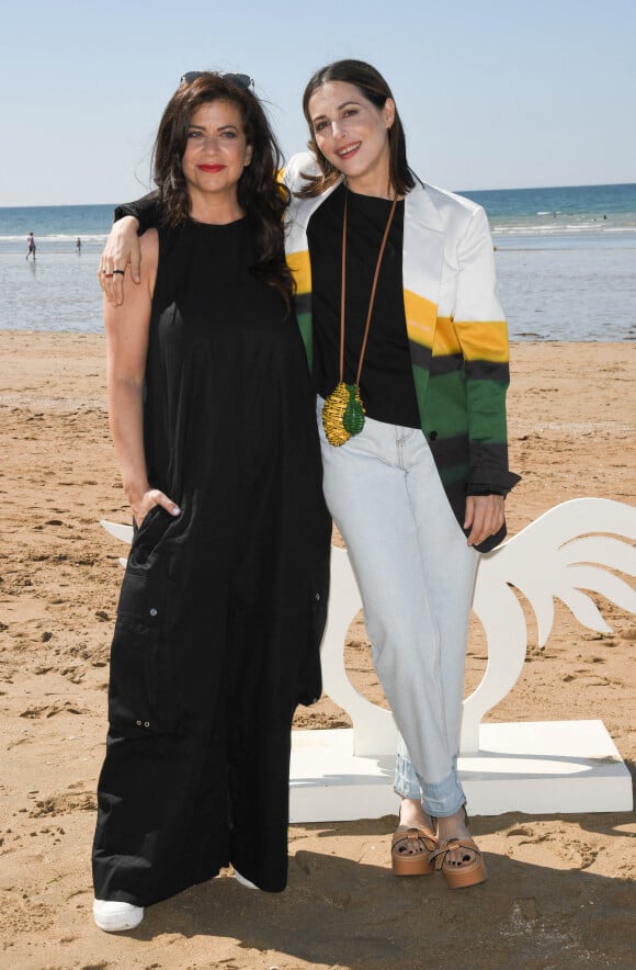 Kamir Aïnouz et Amira Casar en photocall sur la plage pendant le 35ème festival du film de Cabourg, le 12 juin 2021. © Coadic Guirec/Bestimage