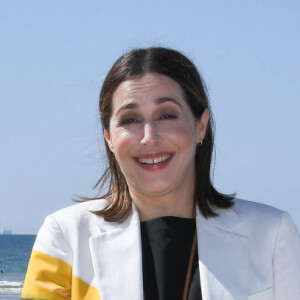 Amira Casar en photocall sur la plage pendant le 35ème festival du film de Cabourg, le 12 juin 2021. © Coadic Guirec/Bestimage