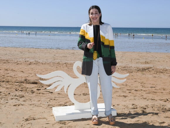 Amira Casar en photocall sur la plage pendant le 35ème festival du film de Cabourg, le 12 juin 2021. © Coadic Guirec/Bestimage