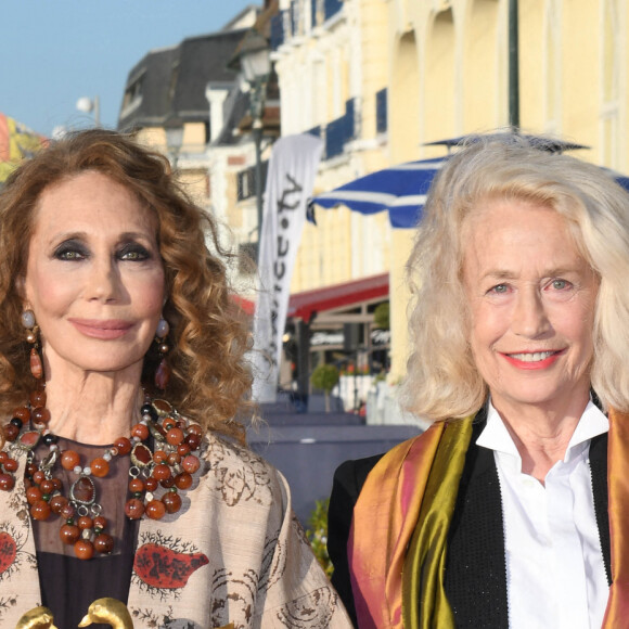 Marisa Berenson et Brigitte Fossey, honorées pour l'ensemble de leurs carrières respectives lors de la remise des prix du 35ème festival de Cabourg, le 12 juin 2021. © Coadic Guirec / Bestimage