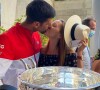 Novak Djokovic embrassant sa femme Jelena après avoir remporté la finale de Roland-Garros face à Stefanos Tsitsipas.
