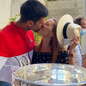 Novak Djokovic embrassant sa femme Jelena après avoir remporté la finale de Roland-Garros face à Stefanos Tsitsipas.