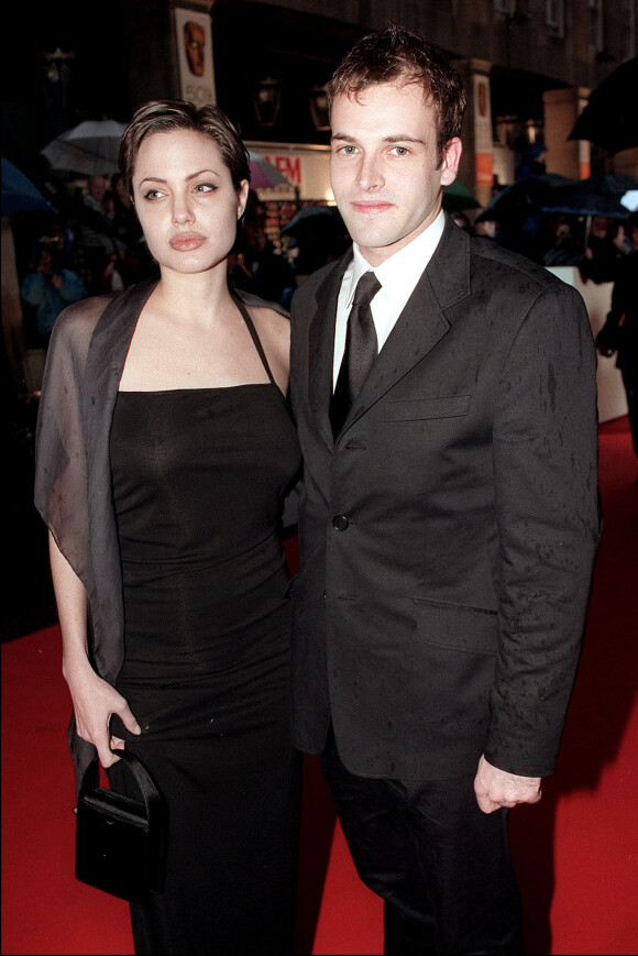 Angelina Jolie et son ex-mari Jonny Miller aux BAFTA Awards en avril 1998.