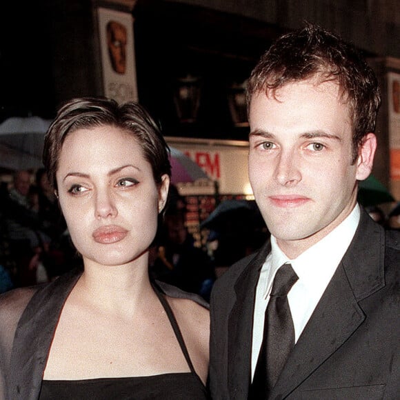 Angelina Jolie et son ex-mari Jonny Miller aux BAFTA Awards en avril 1998.