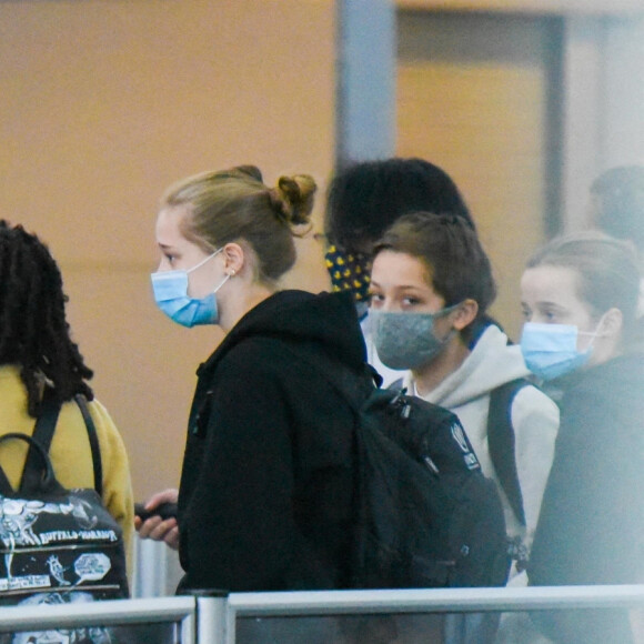 Angelina Jolie arrive à l'aéroport JFK de New York avec ses six enfants Maddox, Pax, Zahara, Shiloh, Vivienne et Knox, le 11 juin 2021.