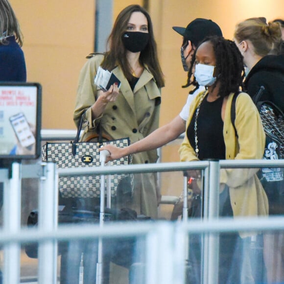 Angelina Jolie arrive à l'aéroport JFK de New York avec ses six enfants Maddox, Pax, Zahara, Shiloh, Vivienne et Knox, le 11 juin 2021.