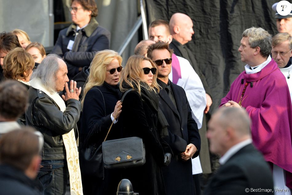 Sylvie Vartan, Laura Smet, David Hallyday, Mgr Benoist de Sinety, le père Guy Gilbert - Sorties de l'église de la Madeleine après les obsèques de Johnny Hallyday à Paris. Le 9 décembre 2017. © Veeren / Bestimage