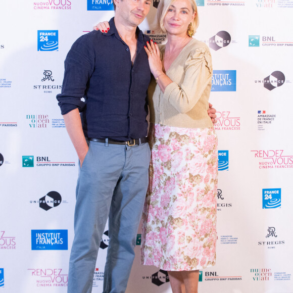 Emmanuelle Béart et le réalisateur Ludovic Bergery présentent le film "L'Etreinte" au festival du cinéma français, à l'hôtel St Regis à Rome. Le 14 juin 2021.