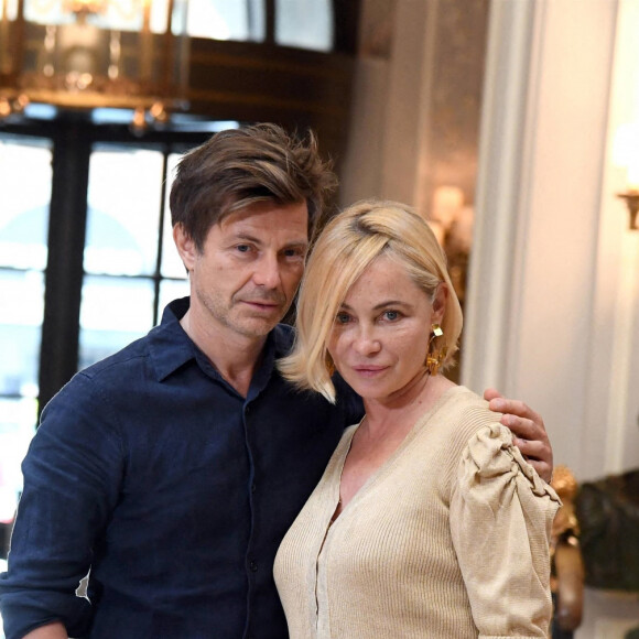 Emmanuelle Béart et le réalisateur Ludovic Bergery présentent le film "L'Etreinte" au festival du cinéma français, à l'hôtel St Regis à Rome. Le 14 juin 2021.