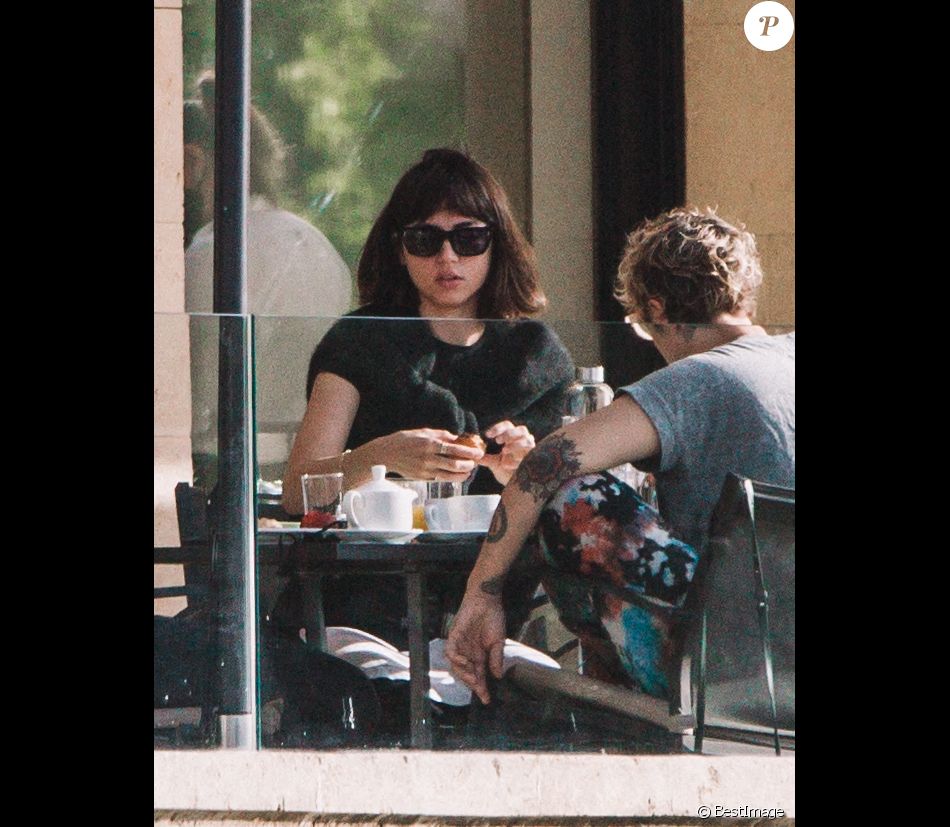 Exclusif - Ana De Armas prend son petit-déjeuner en terrasse avec des amis et le même mystérieux inconnu à Palma de Majorque, Espagne, le 14 mai 2021.