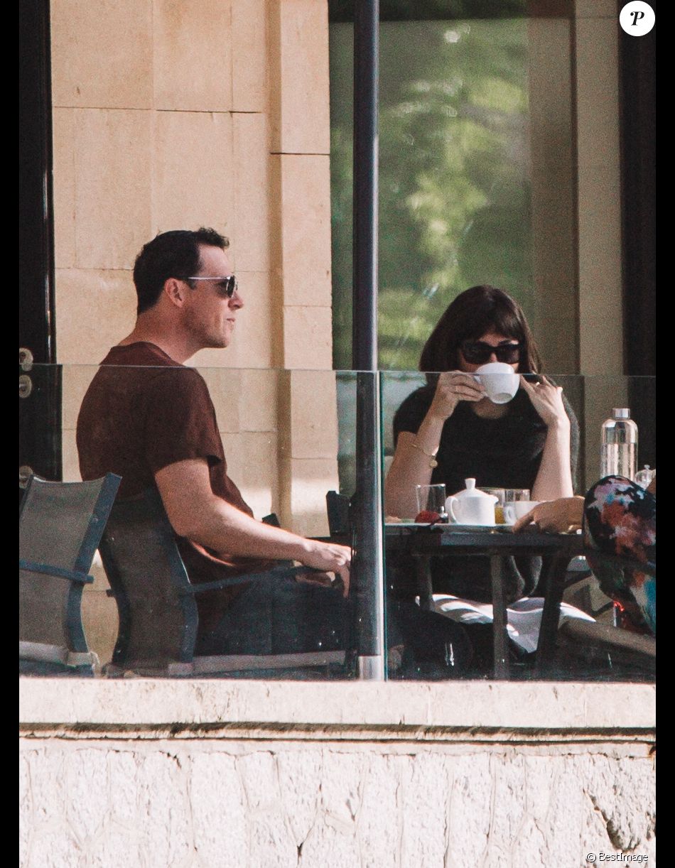 Exclusif - Ana De Armas prend son petit-déjeuner en terrasse avec des amis et le même mystérieux inconnu à Palma de Majorque, Espagne.