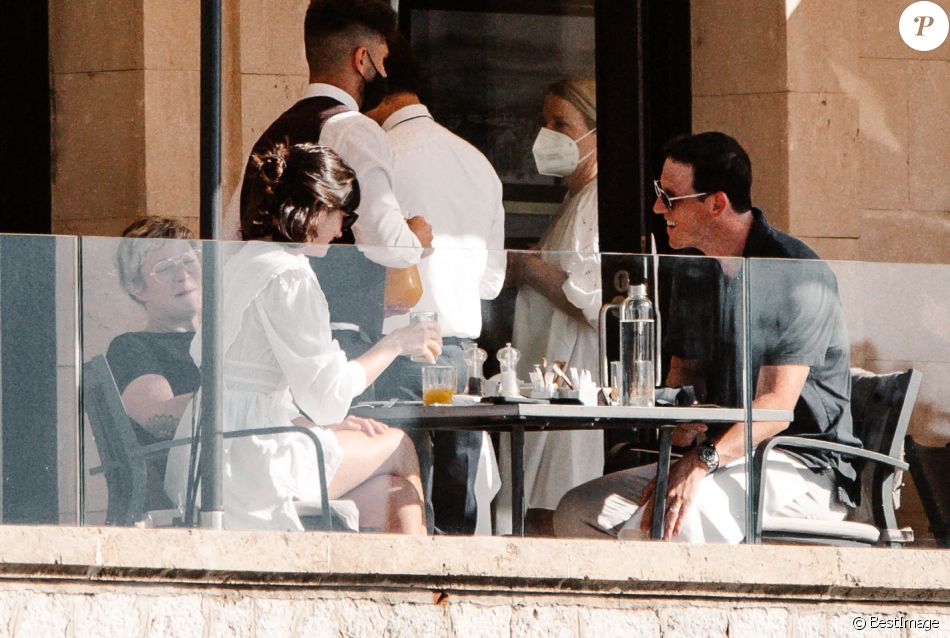 Ana De Armas prend son petit-déjeuner en terrasse avec des amis et le même mystérieux inconnu à Palma de Majorque, Espagne, le 14 mai 2021.