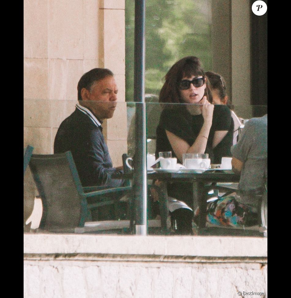 Exclusif - Ana De Armas prend son petit-déjeuner en terrasse avec des amis et le même mystérieux inconnu à Palma de Majorque, Espagne, le 14 mai 2021.