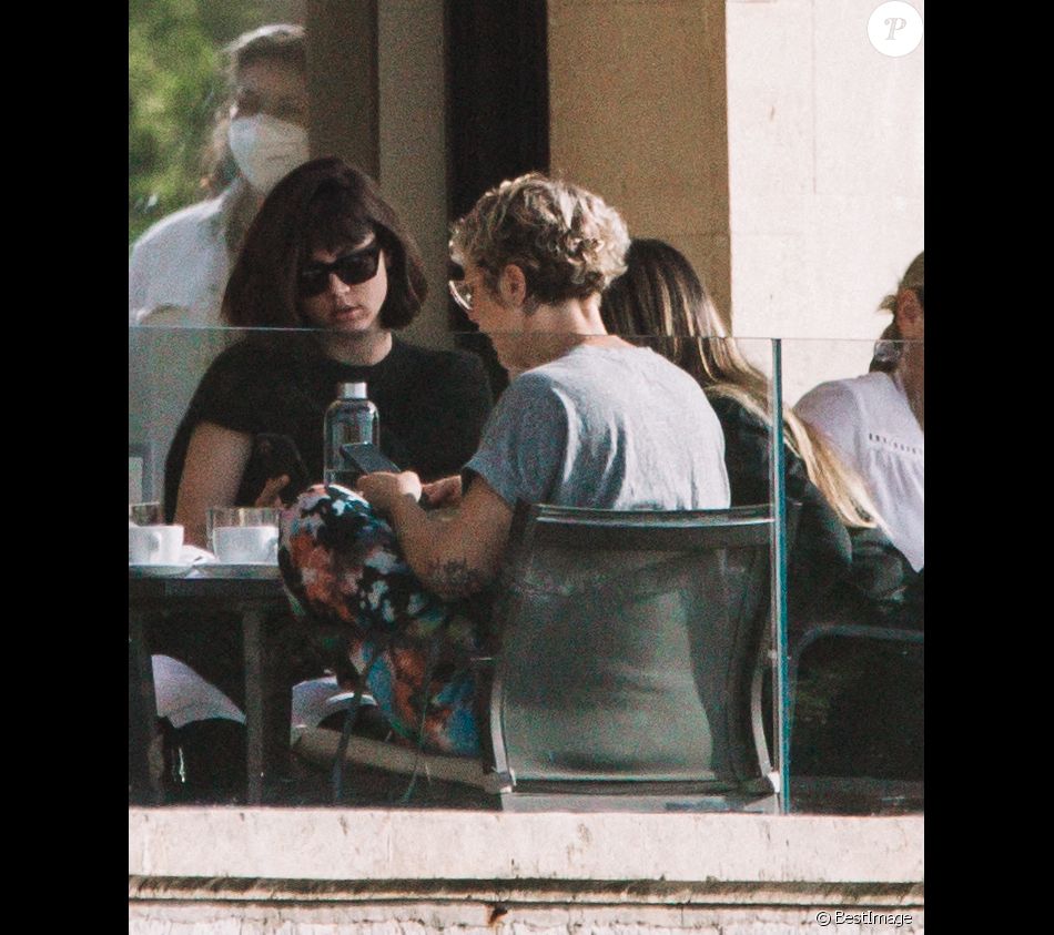 Exclusif - Ana De Armas prend son petit-déjeuner en terrasse avec des amis et le même mystérieux inconnu à Palma de Majorque, Espagne, le 14 mai 2021.