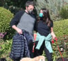 Ben Affleck, Ana De Armas - Ben Affleck promène ses chiens avec sa compagne et ses enfants à Los Angeles le 29 novembre 2020. Merci de flouter le visage des enfants avant publication