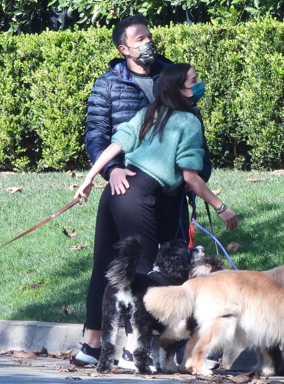 Ben Affleck, Ana De Armas, Samuel Affleck - Ben Affleck promène ses chiens avec sa compagne et ses enfants à Los Angeles le 29 novembre 2020.