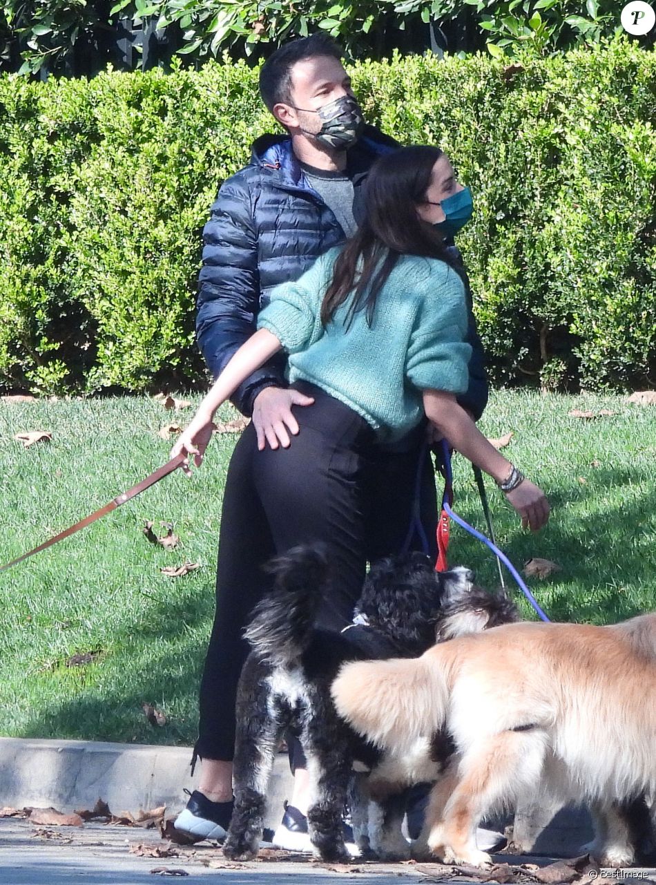 Ben Affleck, Ana De Armas, Samuel Affleck - Ben Affleck promène ses chiens avec sa compagne et ses enfants à Los Angeles le 29 novembre 2020.