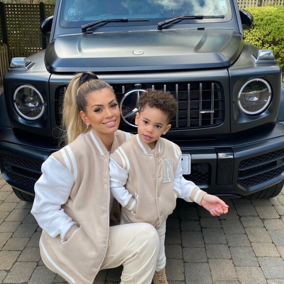 Mélanie Da Cruz, candidate de télé-réalité mariée à son chéri footballeur Anthony Martial. Ils sont parents de l'adorable petit Swan.