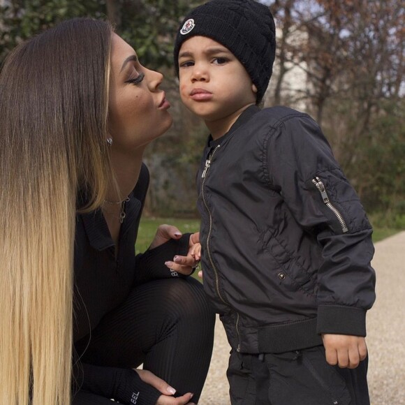 Mélanie Da Cruz, candidate de télé-réalité mariée à son chéri footballeur Anthony Martial. Ils sont parents de l'adorable petit Swan.