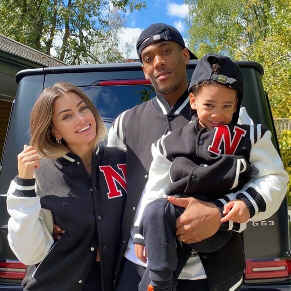 Mélanie Da Cruz, candidate de télé-réalité mariée à son chéri footballeur Anthony Martial. Ils sont parents de l'adorable petit Swan.