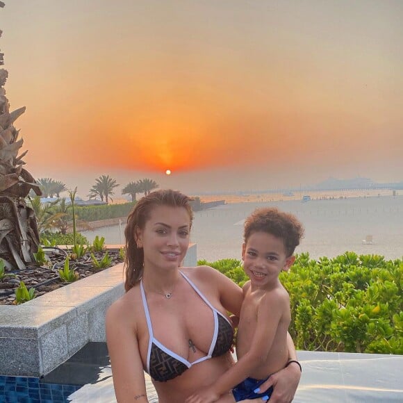 Mélanie Da Cruz, candidate de télé-réalité mariée à son chéri footballeur Anthony Martial. Ils sont parents de l'adorable petit Swan.