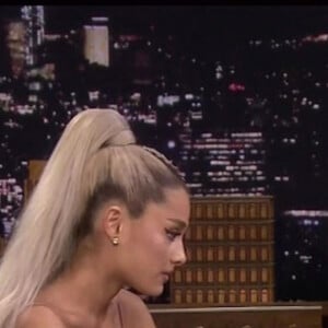 Ariana Grande fait une apparition dans le "Tonight Show" de Jimmy Fallon le 2 mai 2018.