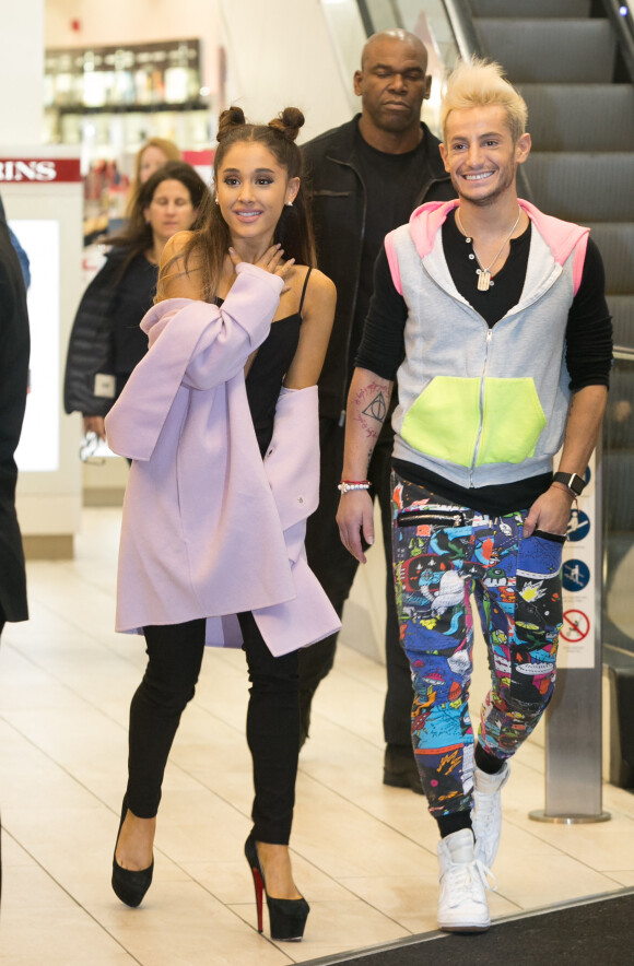 Ariana Grande et Frankie J. Grande arrivent dans un magazin de Piccadilly Circus. Londres. @ Daniel Leal-Olivas/PA Wire/ABACAPRESS.COM