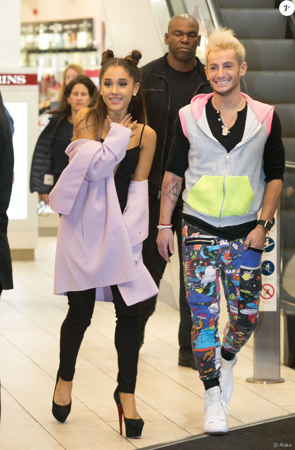  Ariana Grande et Frankie J. Grande arrivent dans un magazin de Piccadilly Circus. Londres. @ Daniel Leal-Olivas/PA Wire/ABACAPRESS.COM 