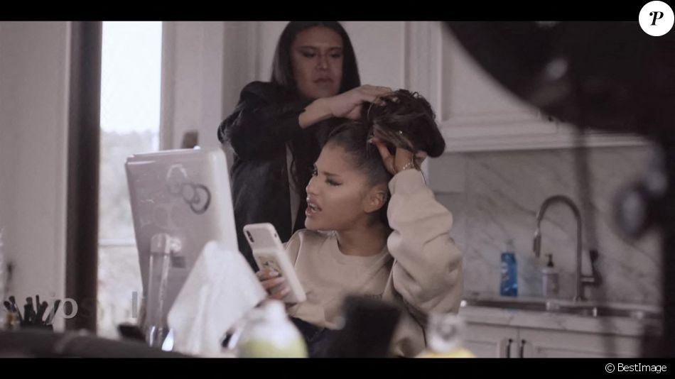 Ariana Grande émue d'avoir été choisie par son idole, Mariah Carey, pour participer au clip de son tube de Noël "All I want for Christmas is you". Los Angeles. Le 24 décembre 2020.