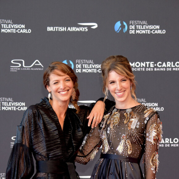 Élodie Varlet et Léa François (longue robe fendue en satin noir rebrodée au buste Christophe Guillarmé, boucles d'oreilles Helena Joy Paris et pochette Carmen Steffens) lors de la soirée d'ouverture du 60ème Festival de Télévision de Monte-Carlo au Grimaldi Forum à Monaco, le 18 juin 2021. © Bruno Bébert/Bestimage 