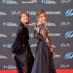 Élodie Varlet et Léa François (longue robe fendue en satin noir rebrodée au buste Christophe Guillarmé, boucles d'oreilles Helena Joy Paris et pochette Carmen Steffens) lors de la soirée d'ouverture du 60ème Festival de Télévision de Monte-Carlo au Grimaldi Forum à Monaco, le 18 juin 2021.© Bruno Bébert/Bestimage 