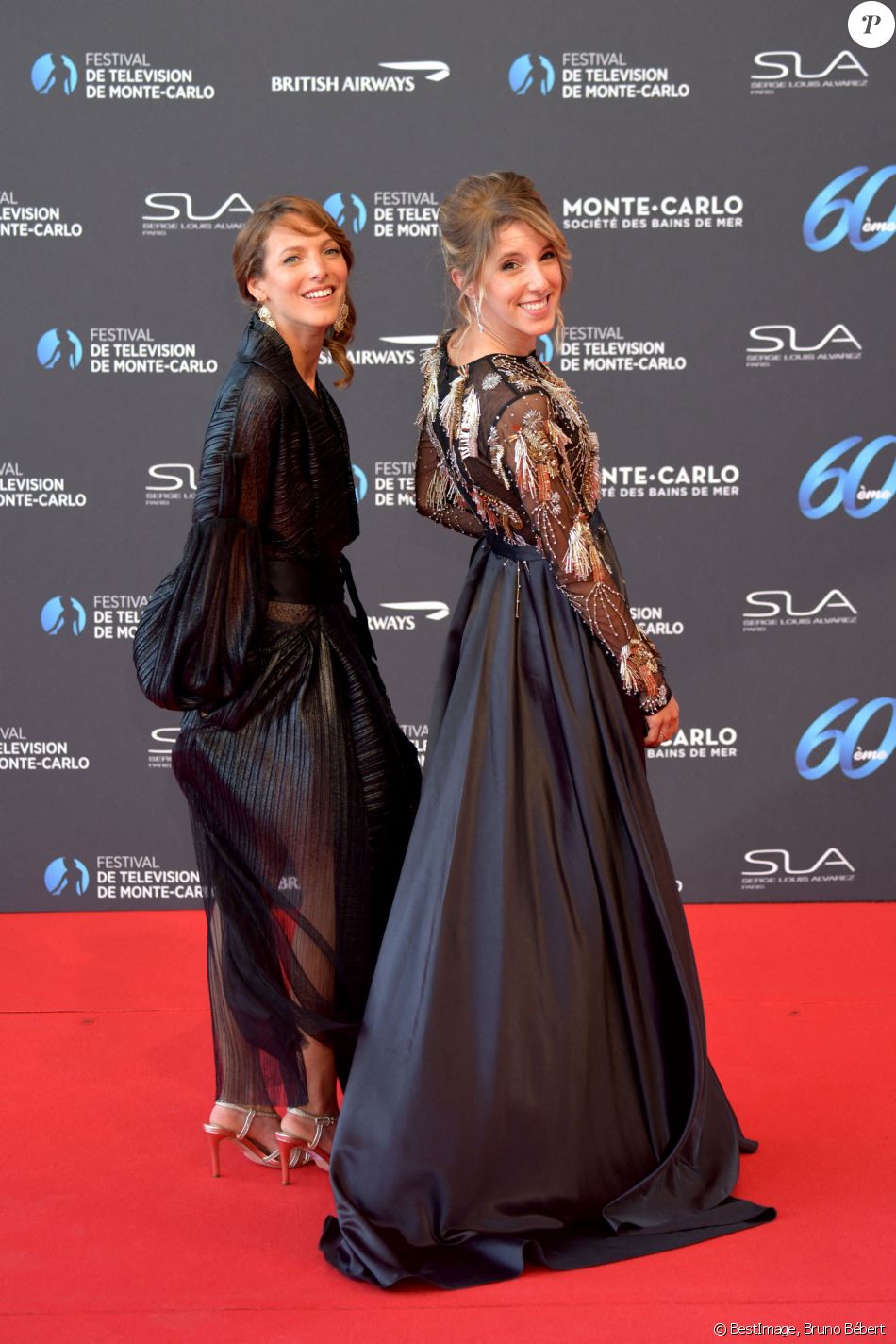 Élodie Varlet et Léa François (longue robe fendue en satin noir rebrodée au buste Christophe Guillarmé, boucles d'oreilles Helena Joy Paris et pochette Carmen Steffens) lors de la soirée d'ouverture du 60ème Festival de Télévision de Monte-Carlo au Grimaldi Forum à Monaco, le 18 juin 2021.© Bruno Bébert/Bestimage