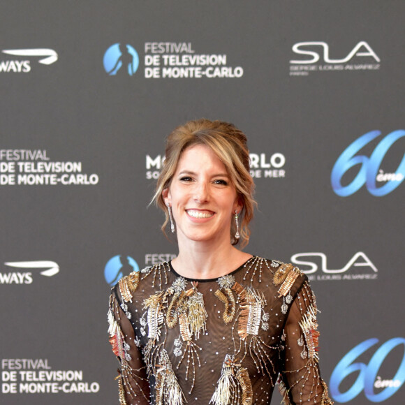 Léa François (longue robe fendue en satin noir rebrodée au buste Christophe Guillarmé, boucles d'oreilles Helena Joy Paris et pochette Carmen Steffens) lors de la soirée d'ouverture du 60ème Festival de Télévision de Monte-Carlo au Grimaldi Forum à Monaco, le 18 juin 2021. © Bruno Bébert/Bestimage 