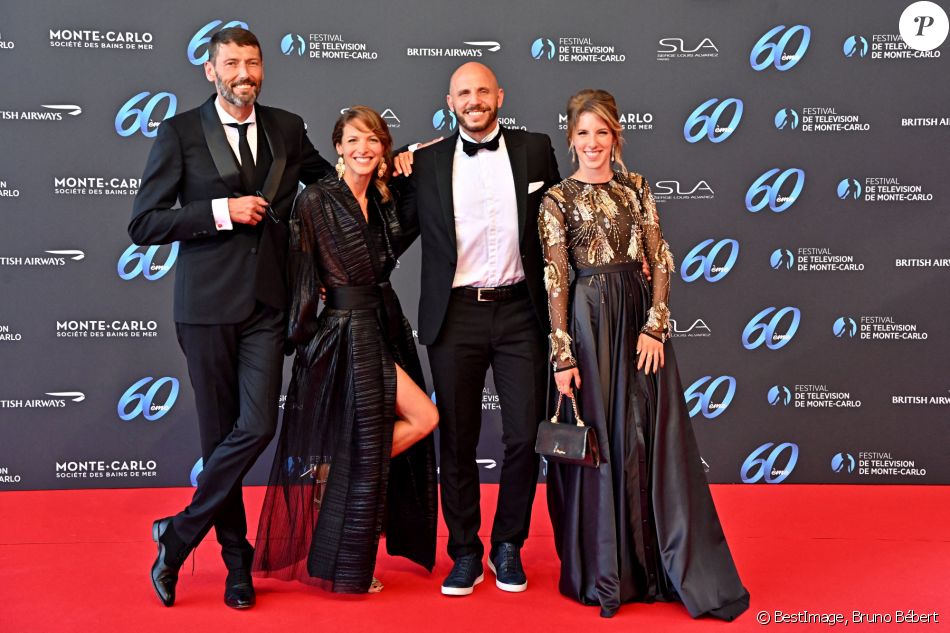 Laurent Kerusoré, Élodie Varlet, David Bàn et Léa François (longue robe fendue en satin noir rebrodée au buste Christophe Guillarmé, boucles d'oreilles Helena Joy Paris et pochette Carmen Steffens) lors de la soirée d'ouverture du 60ème Festival de Télévision de Monte-Carlo au Grimaldi Forum à Monaco, le 18 juin 2021. © Bruno Bébert/Bestimage