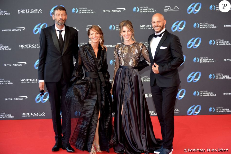 Laurent Kerusoré, Élodie Varlet, Léa François (longue robe fendue en satin noir rebrodée au buste Christophe Guillarmé, boucles d'oreilles Helena Joy Paris et pochette Carmen Steffens) et David Bàn lors de la soirée d'ouverture du 60ème Festival de Télévision de Monte-Carlo au Grimaldi Forum à Monaco, le 18 juin 2021. © Bruno Bébert/Bestimage