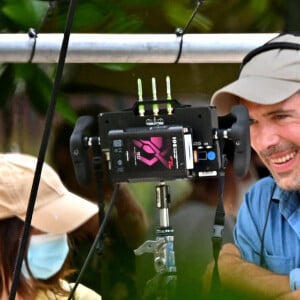 Rencontre sur le tournage du prochain film réalisé par Nicolas Bedos, "Mascarade" dans les jardins du Musée Masséna à Nice, le 10 juin 2021. Avec dans le casting, Pierre Niney, Isabelle Adjani, François Cluzet, Charles Berling, Marine Vacth, Emmanuelle Devos, Laura Morante, ce film est une comédie dramatique sur le thème des arnaques, des crimes et des passions. Le tournage devrait se dérouler sur la Côte d'Azur pendant plus de 2 mois. © Bruno Bebert / Bestimage