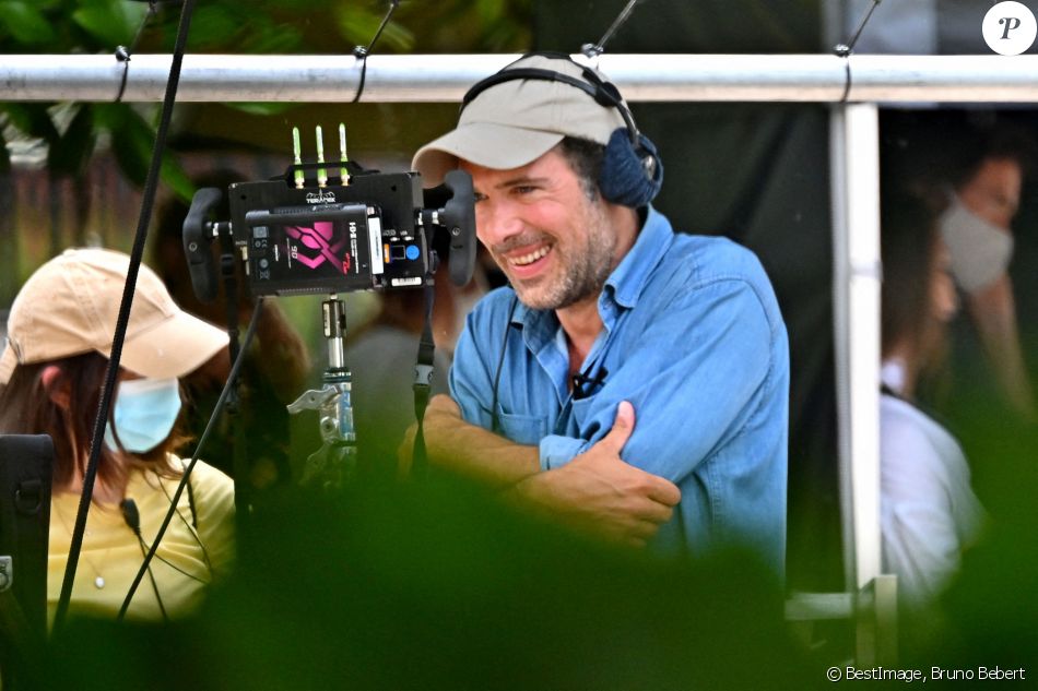 Rencontre sur le tournage du prochain film réalisé par Nicolas Bedos, "Mascarade" dans les jardins du Musée Masséna à Nice, le 10 juin 2021. Avec dans le casting, Pierre Niney, Isabelle Adjani, François Cluzet, Charles Berling, Marine Vacth, Emmanuelle Devos, Laura Morante, ce film est une comédie dramatique sur le thème des arnaques, des crimes et des passions. Le tournage devrait se dérouler sur la Côte d'Azur pendant plus de 2 mois. © Bruno Bebert / Bestimage