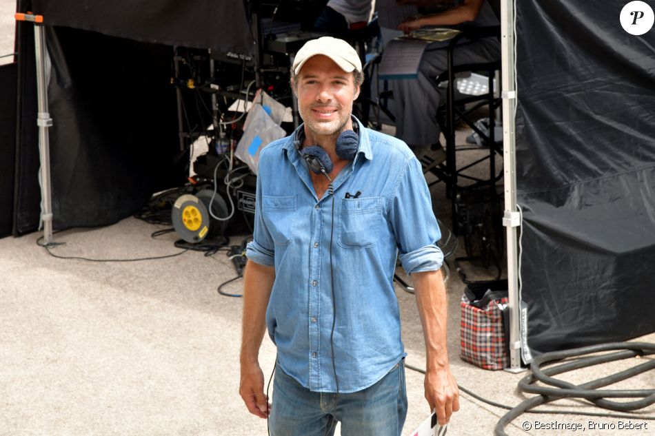 Rencontre sur le tournage du prochain film réalisé par Nicolas Bedos, "Mascarade" dans les jardins du Musée Masséna à Nice, le 10 juin 2021. Avec dans le casting, Pierre Niney, Isabelle Adjani, François Cluzet, Charles Berling, Marine Vacth, Emmanuelle Devos, Laura Morante, ce film est une comédie dramatique sur le thème des arnaques, des crimes et des passions. Le tournage devrait se dérouler sur la Côte d'Azur pendant plus de 2 mois. © Bruno Bebert / Bestimage