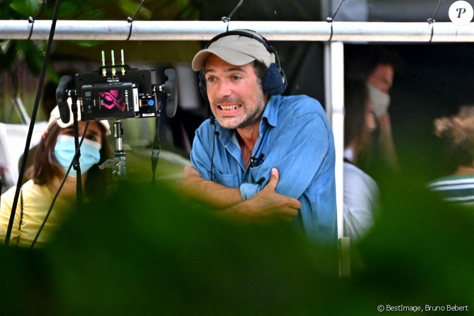 Rencontre sur le tournage du prochain film réalisé par Nicolas Bedos, "Mascarade" dans les jardins du Musée Masséna à Nice, le 10 juin 2021. Avec dans le casting, Pierre Niney, Isabelle Adjani, François Cluzet, Charles Berling, Marine Vacth, Emmanuelle Devos, Laura Morante, ce film est une comédie dramatique sur le thème des arnaques, des crimes et des passions. Le tournage devrait se dérouler sur la Côte d'Azur pendant plus de 2 mois. © Bruno Bebert / Bestimage