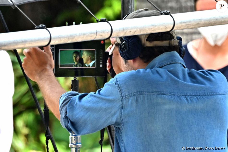Rencontre sur le tournage du prochain film réalisé par Nicolas Bedos, "Mascarade" dans les jardins du Musée Masséna à Nice, le 10 juin 2021. Avec dans le casting, Pierre Niney, Isabelle Adjani, François Cluzet, Charles Berling, Marine Vacth, Emmanuelle Devos, Laura Morante, ce film est une comédie dramatique sur le thème des arnaques, des crimes et des passions. Le tournage devrait se dérouler sur la Côte d'Azur pendant plus de 2 mois. © Bruno Bebert / Bestimage