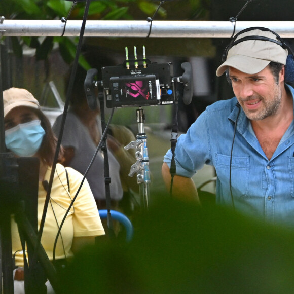 Rencontre sur le tournage du prochain film réalisé par Nicolas Bedos, "Mascarade" dans les jardins du Musée Masséna à Nice, le 10 juin 2021. Avec dans le casting, Pierre Niney, Isabelle Adjani, François Cluzet, Charles Berling, Marine Vacth, Emmanuelle Devos, Laura Morante, ce film est une comédie dramatique sur le thème des arnaques, des crimes et des passions. Le tournage devrait se dérouler sur la Côte d'Azur pendant plus de 2 mois. © Bruno Bebert / Bestimage