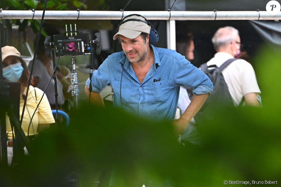 Rencontre sur le tournage du prochain film réalisé par Nicolas Bedos, "Mascarade" dans les jardins du Musée Masséna à Nice, le 10 juin 2021. Avec dans le casting, Pierre Niney, Isabelle Adjani, François Cluzet, Charles Berling, Marine Vacth, Emmanuelle Devos, Laura Morante, ce film est une comédie dramatique sur le thème des arnaques, des crimes et des passions. Le tournage devrait se dérouler sur la Côte d'Azur pendant plus de 2 mois. © Bruno Bebert / Bestimage