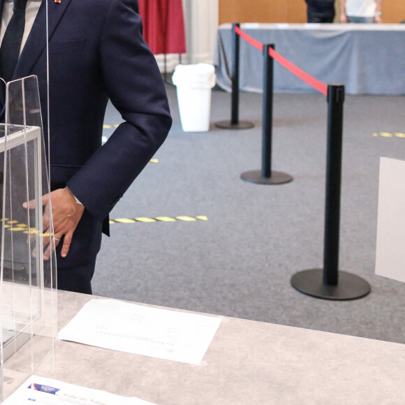 Emmanuel et Brigitte Macron sont allés voter pour le premier tour des élections régionales et départementales 2021 à la mairie du Touquet. Le 20 juin 2021. © Stéphane Lemouton/Bestimage