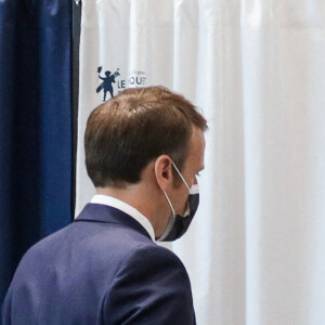 Emmanuel et Brigitte Macron sont allés voter pour le premier tour des élections régionales et départementales 2021 à la mairie du Touquet. Le 20 juin 2021. © Stéphane Lemouton/Bestimage