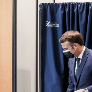 Emmanuel et Brigitte Macron sont allés voter pour le premier tour des élections régionales et départementales 2021 à la mairie du Touquet. Le 20 juin 2021. © Stéphane Lemouton/Bestimage