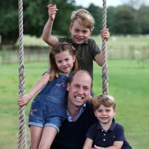 Le prince William, duc de Cambridge à l'occasion de ses 38 ans et de la fête des Pères en compagnie de ses enfants le prince George, la princesse Charlotte et le prince Louis.