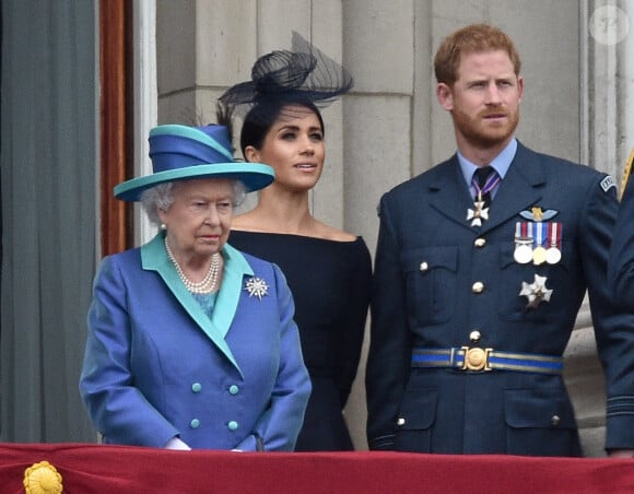 La reine Elizabeth II, Meghan Markle et le prince Harry - La famille royale d'Angleterre lors de la parade aérienne de la RAF au palais de Buckingham à Londres. Le 10 juillet 2018.