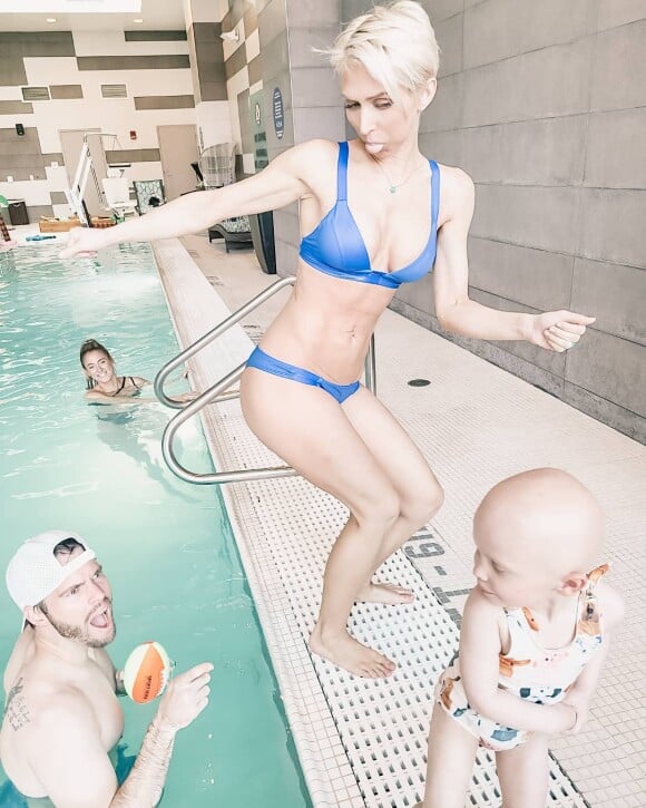 Chance Moore, Kate Hudson et leur fille Eliza à la piscine.
