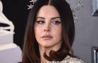 Lana Del Rey plantureuse en bikini : elle fête ses 36 ans avec un gâteau surprenant