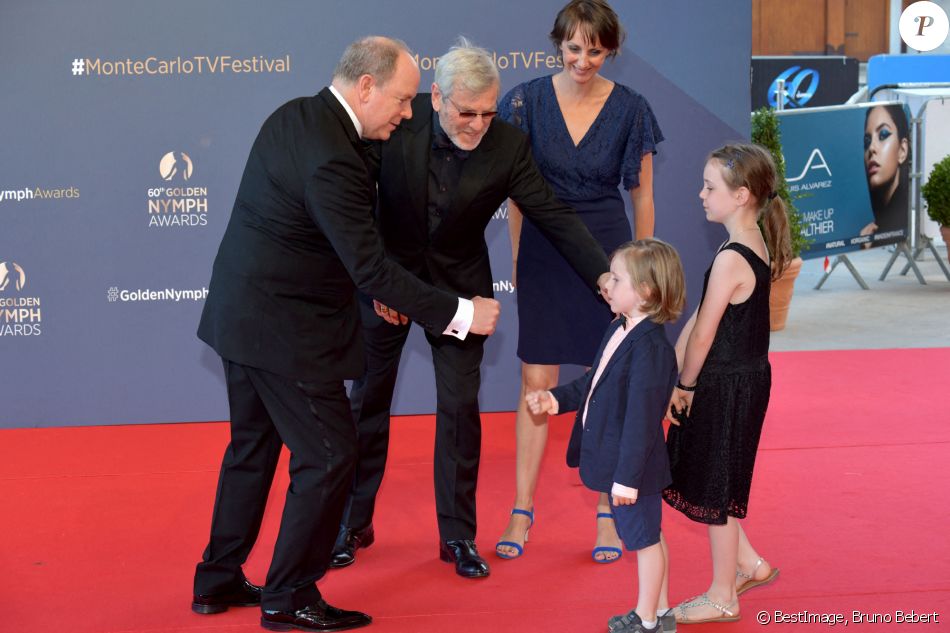 Le prince Albert II de Monaco, Tchéky Karyo, Valérie Kéruzoré et leurs enfants lors du photocall de la cérémonie des Nymphes d'Or du 60ème festival de télévision de Monte Carlo au Grimaldi Forum à Monaco le 22 juin 2021. © Bruno Bebert / Bestimage